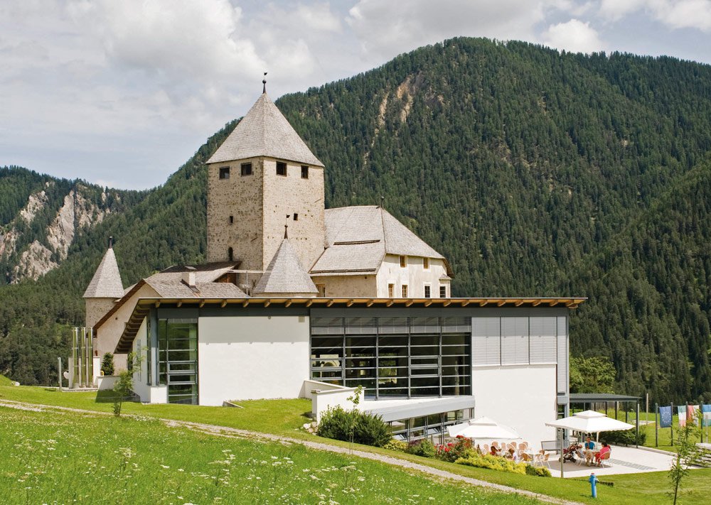 What sights and leisure activities are offered in Val Badia?